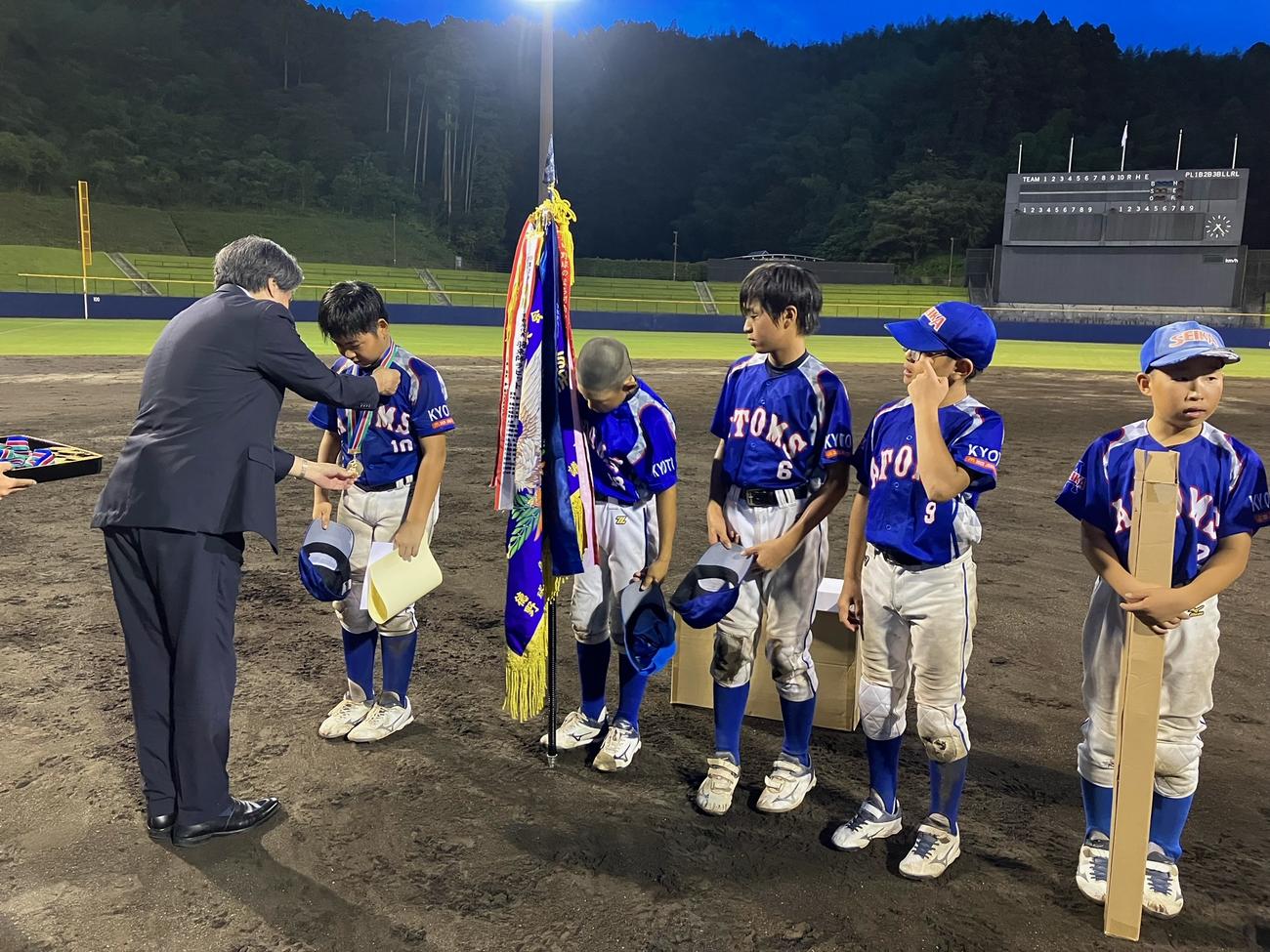 野球のまち阿南少年野球全国大会で初優勝した精華アトムズのナインはメダルを授与される（阿南市提供）