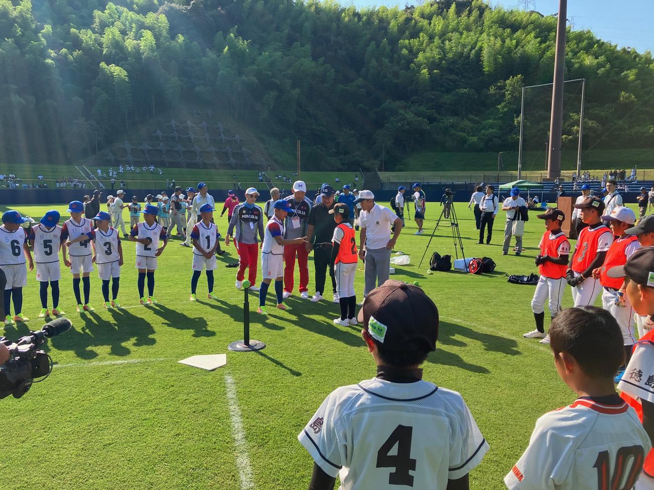 野球のまち阿南少年野球全国大会の開会式の後にはモンゴルからのチームと地元連合チームによるティーボール親善試合が行われた（阿南市提供）