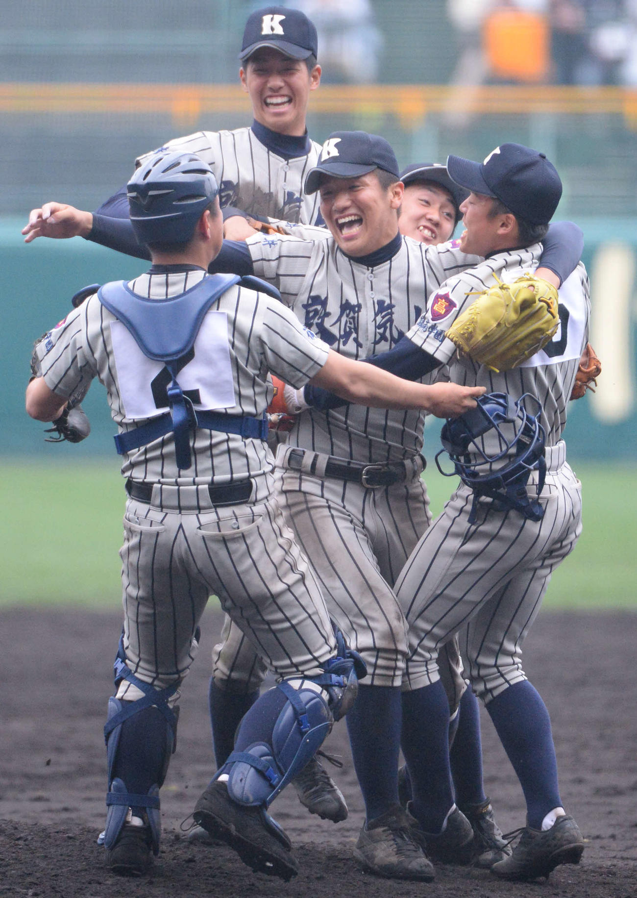 2015年4月、センバツ優勝を決め平沼翔太を中心に喜ぶあう敦賀気比ナイン