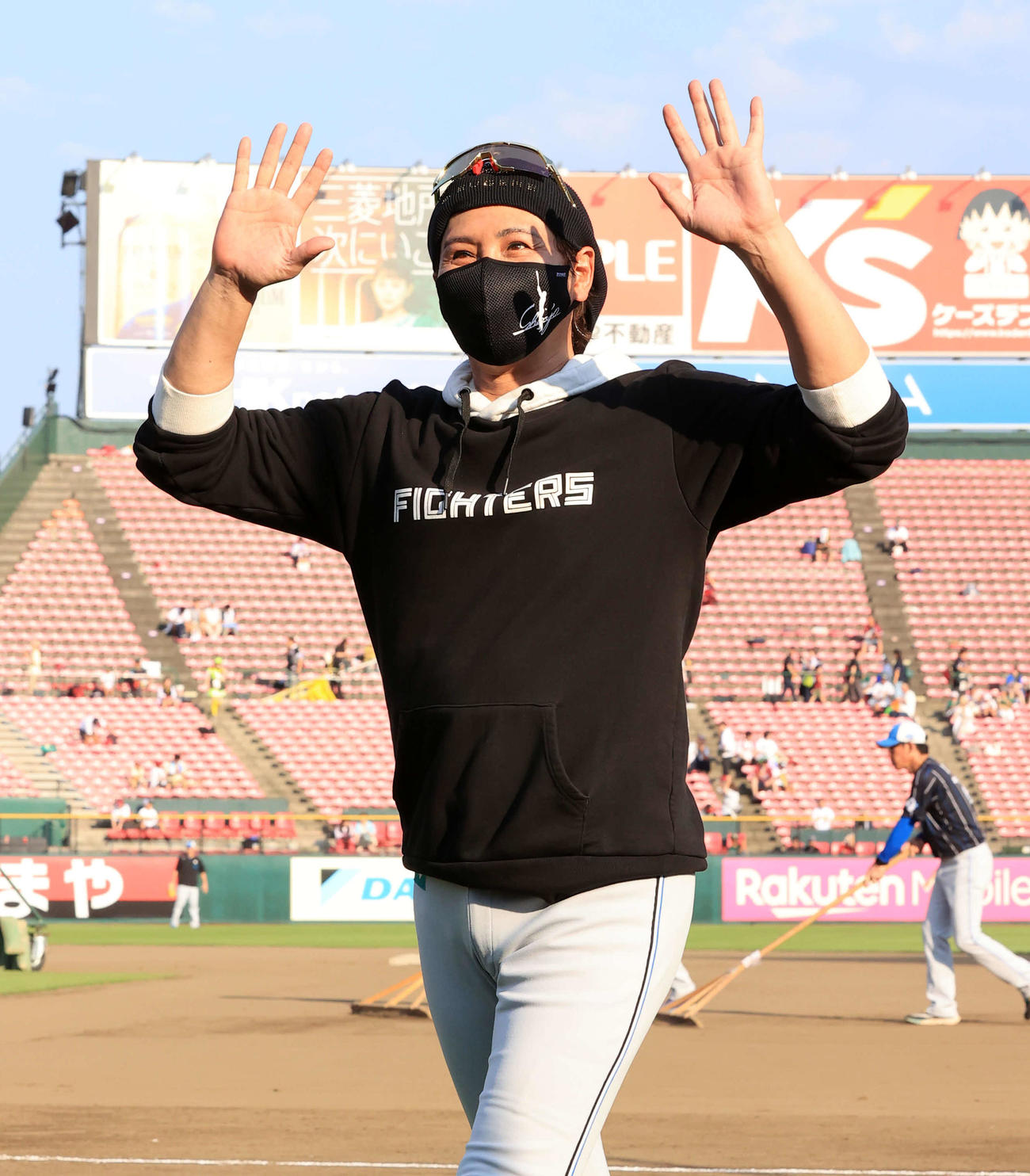 楽天対日本ハム　日本ハム新庄監督はスタンドの声援に笑顔で引き揚げる（撮影・浅見桂子）