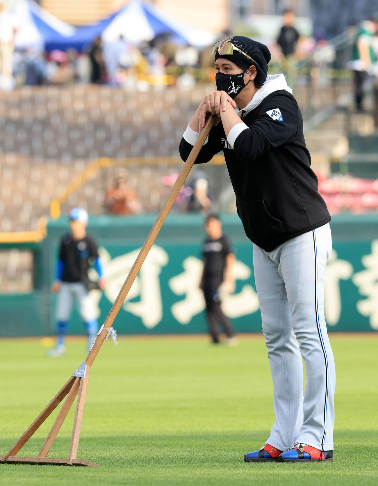 楽天対日本ハム　日本ハム新庄監督はトンボに顔を当てて練習を見つめる（撮影・浅見桂子）