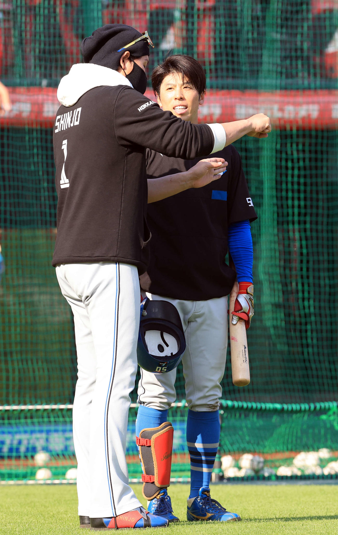楽天対日本ハム　練習中、日本ハム五十幡（右）は新庄監督から指導を受ける（撮影・浅見桂子）