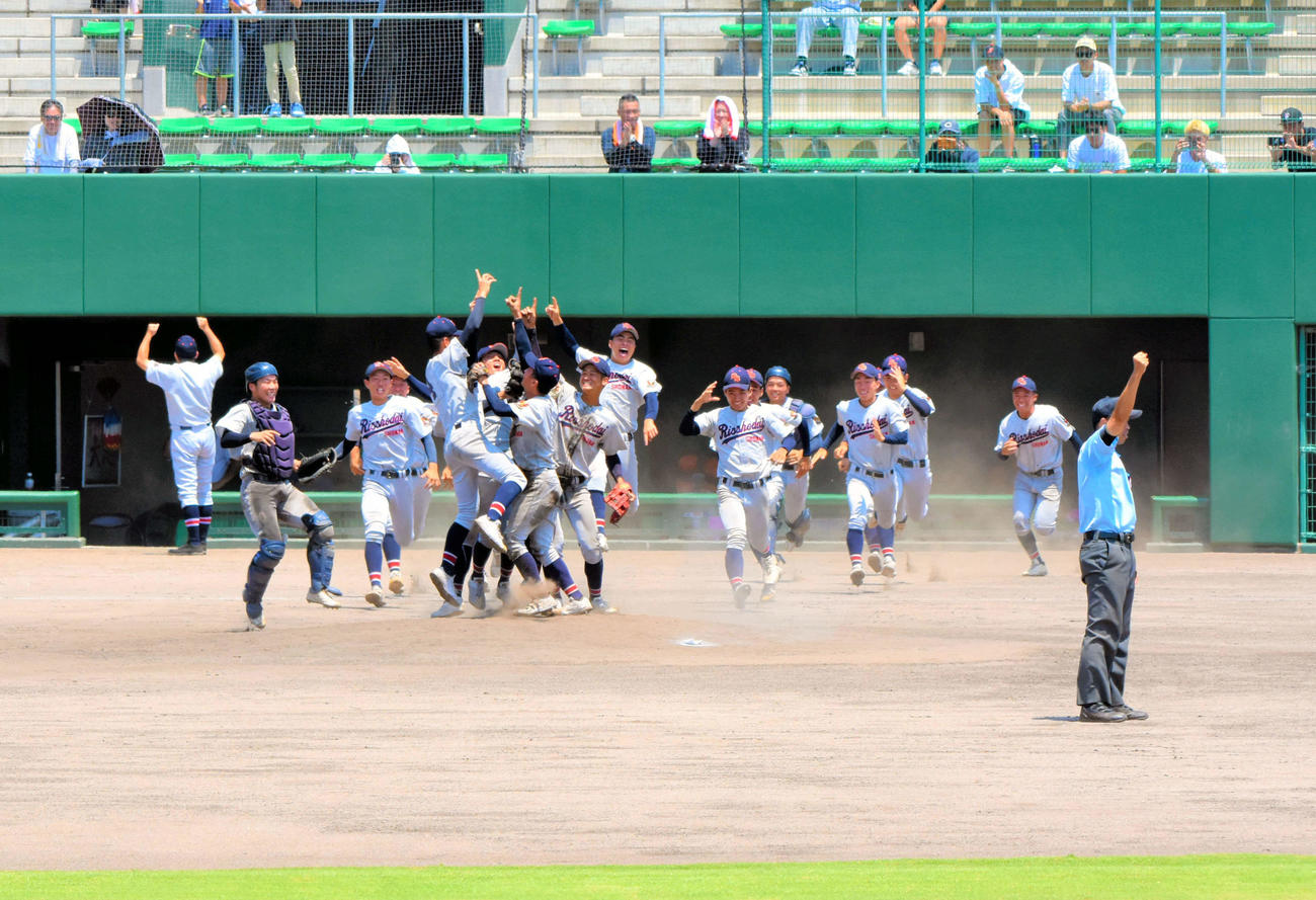 優勝を決め、喜ぶ立正大淞南の選手たち