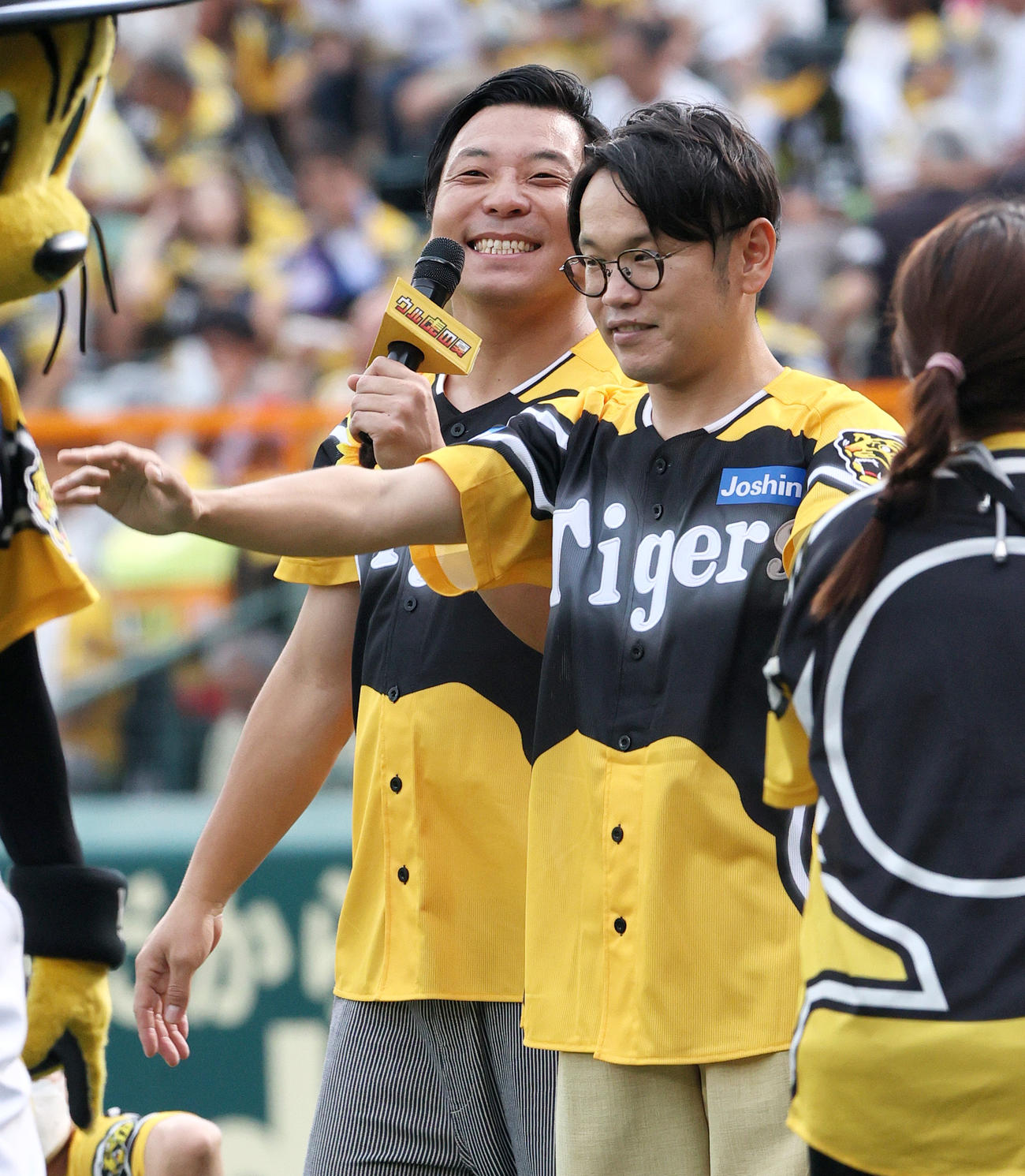 阪神対巨人　ウル虎の夏を盛り上げるインディアンスの田渕章裕（左）ときむ（撮影・上山淳一）