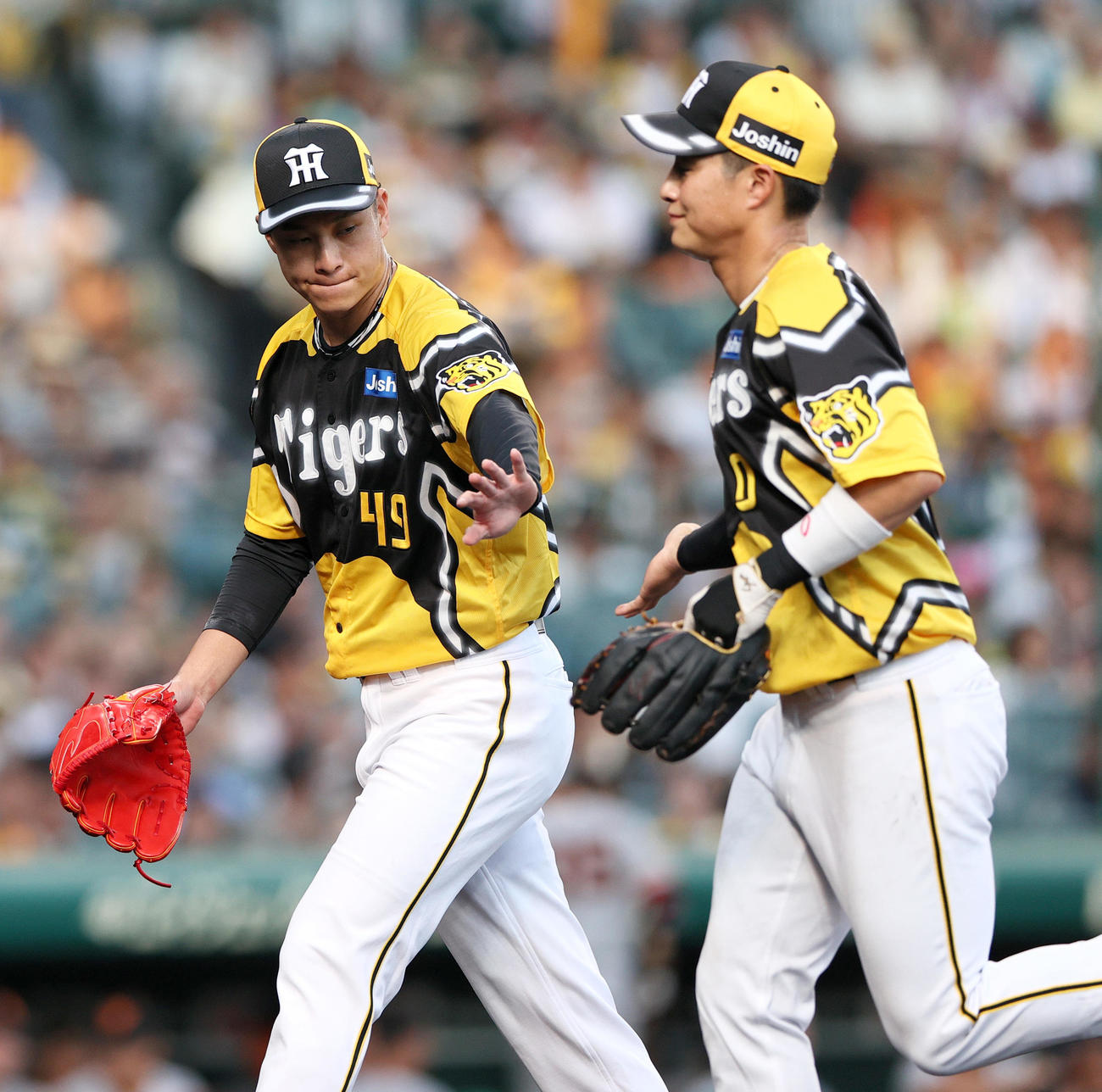 阪神対巨人　2回表終了後、ベンチに引き揚げる阪神先発の大竹（左）と木浪（撮影・上山淳一）