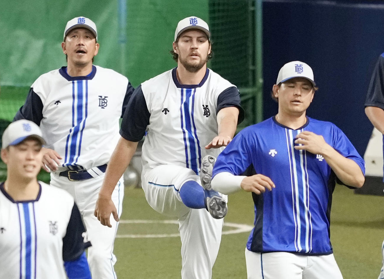 中日戦を前に、調整するDeNAバウアー（中央）（共同）
