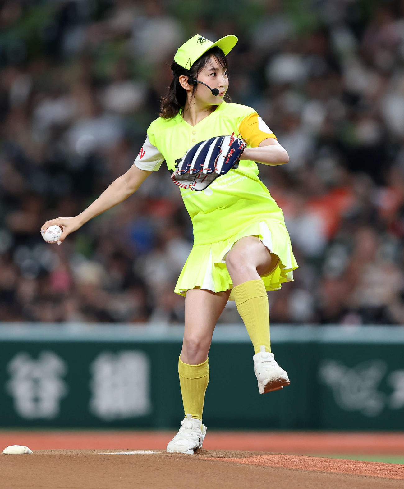 西武対ロッテ　セレモニアルピッチに臨む惣田紗莉渚（撮影・鈴木正人）