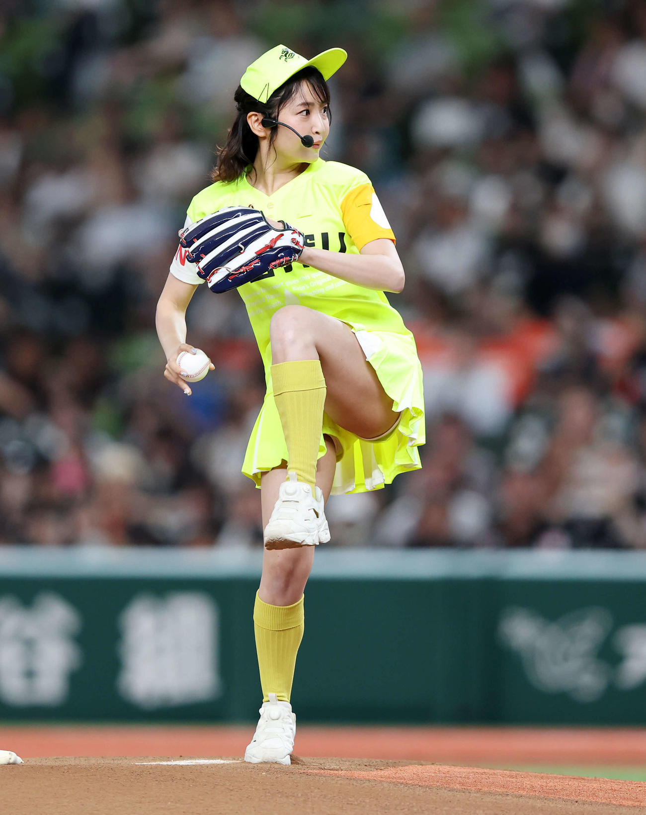 西武対ロッテ　セレモニアルピッチに臨む惣田紗莉渚（撮影・鈴木正人）