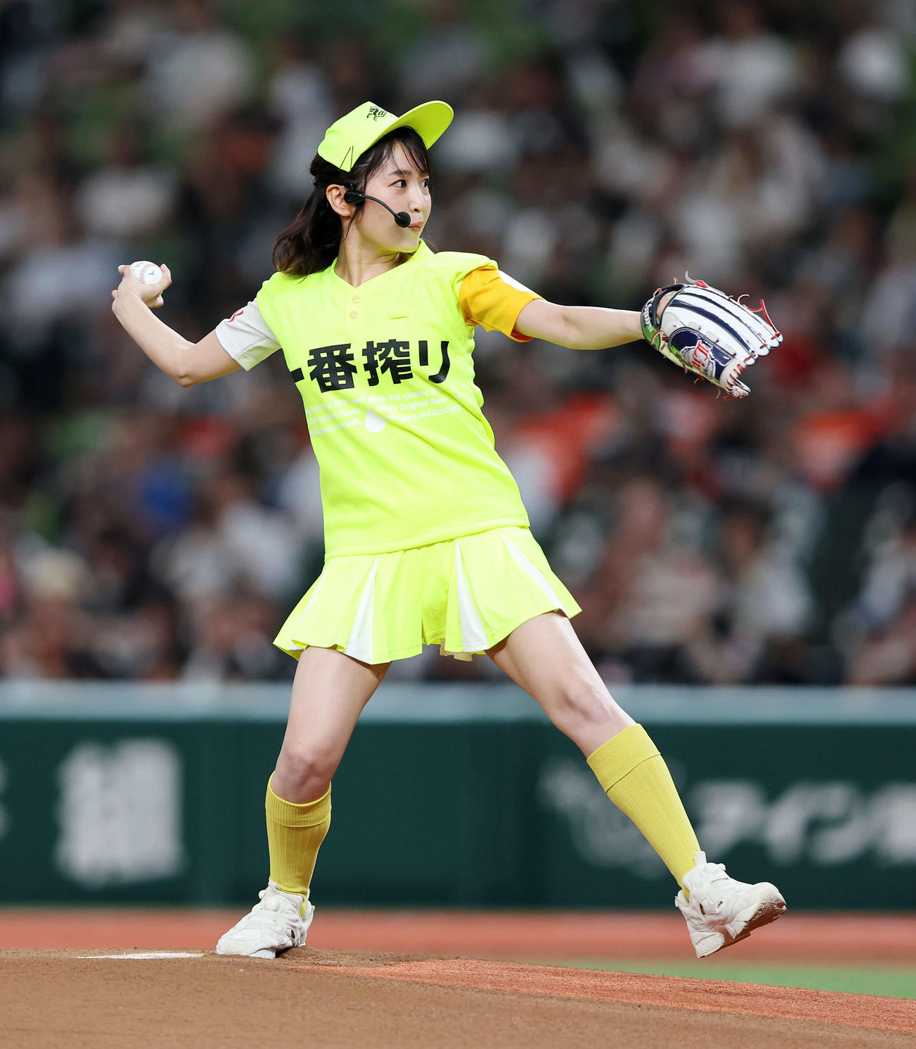 西武対ロッテ　セレモニアルピッチに臨む惣田紗莉渚（撮影・鈴木正人）
