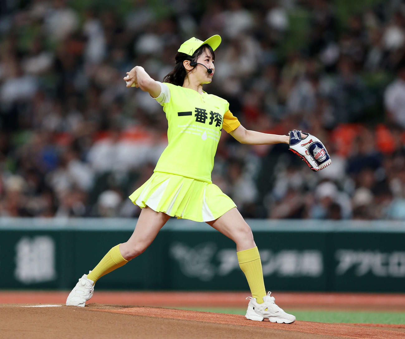 西武対ロッテ　セレモニアルピッチに臨む惣田紗莉渚（撮影・鈴木正人）