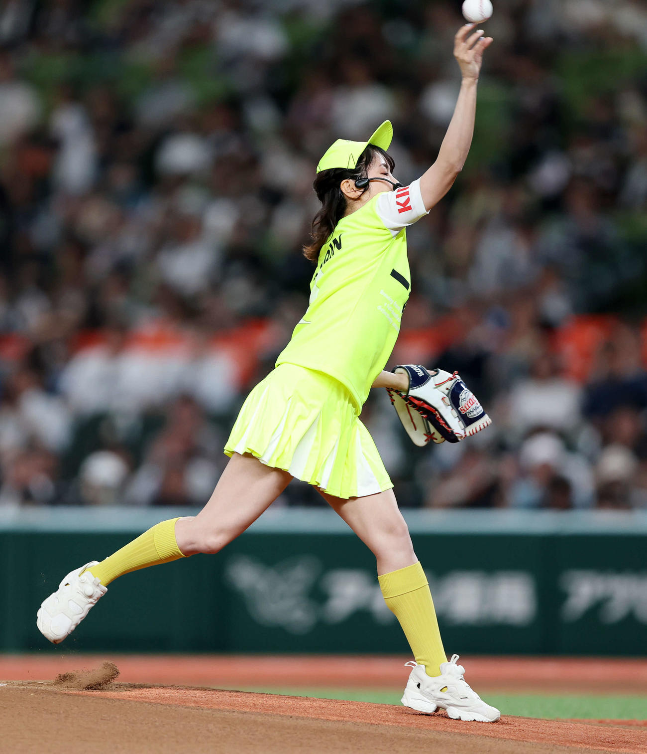 西武対ロッテ　セレモニアルピッチに臨む惣田紗莉渚（撮影・鈴木正人）