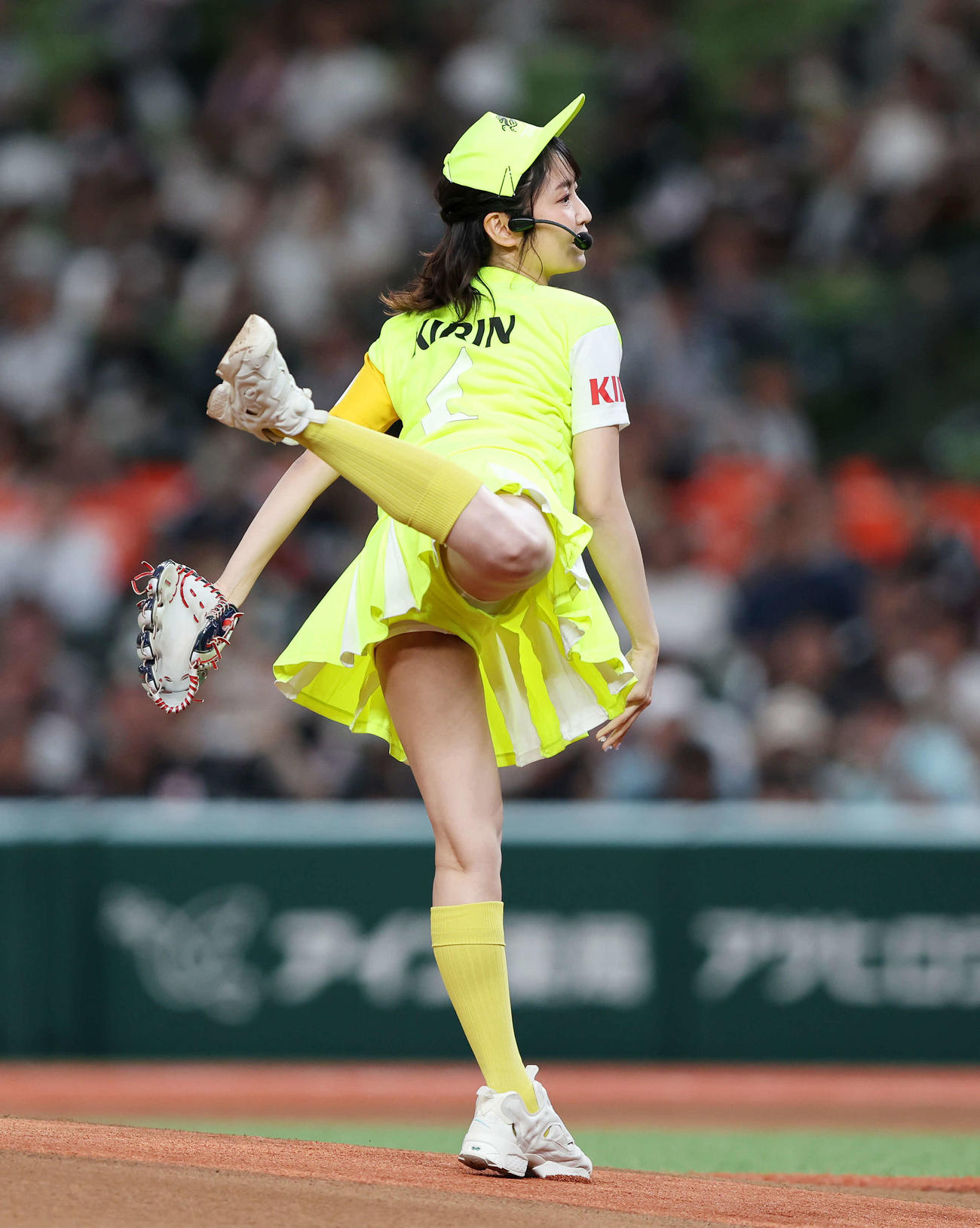 西武対ロッテ　セレモニアルピッチに臨む惣田紗莉渚（撮影・鈴木正人）