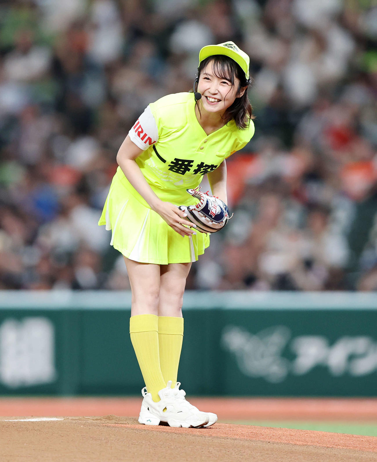 西武対ロッテ　セレモニアルピッチを終え笑顔を見せる惣田紗莉渚（撮影・鈴木正人）