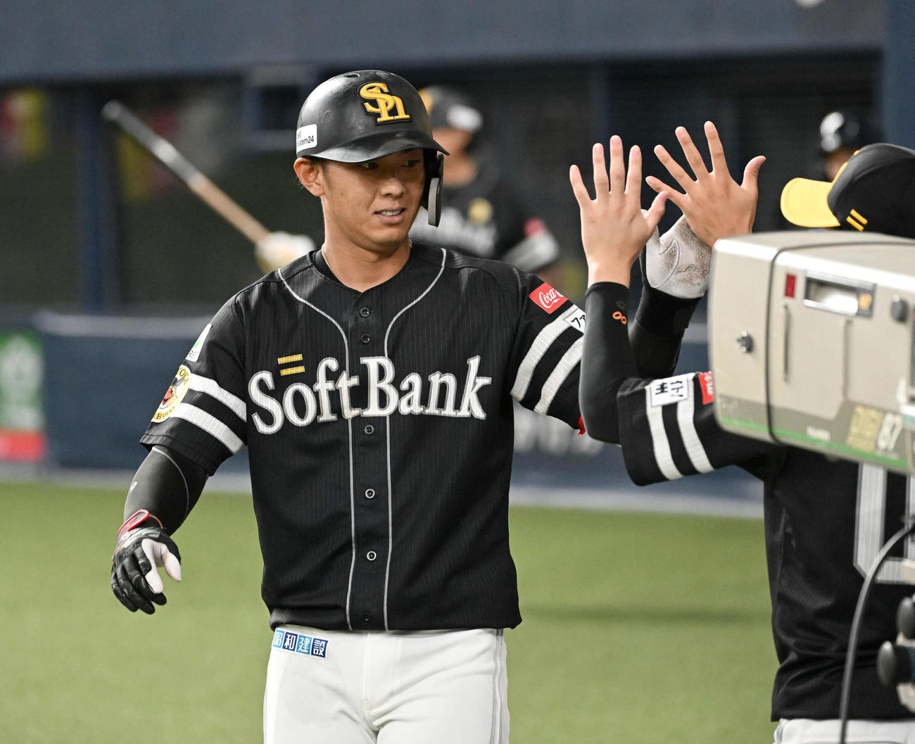 オリックス対ソフトバンク　4回表ソフトバンク無死、今宮は本塁打を放ちナインに迎えられる（撮影・石井愛子）