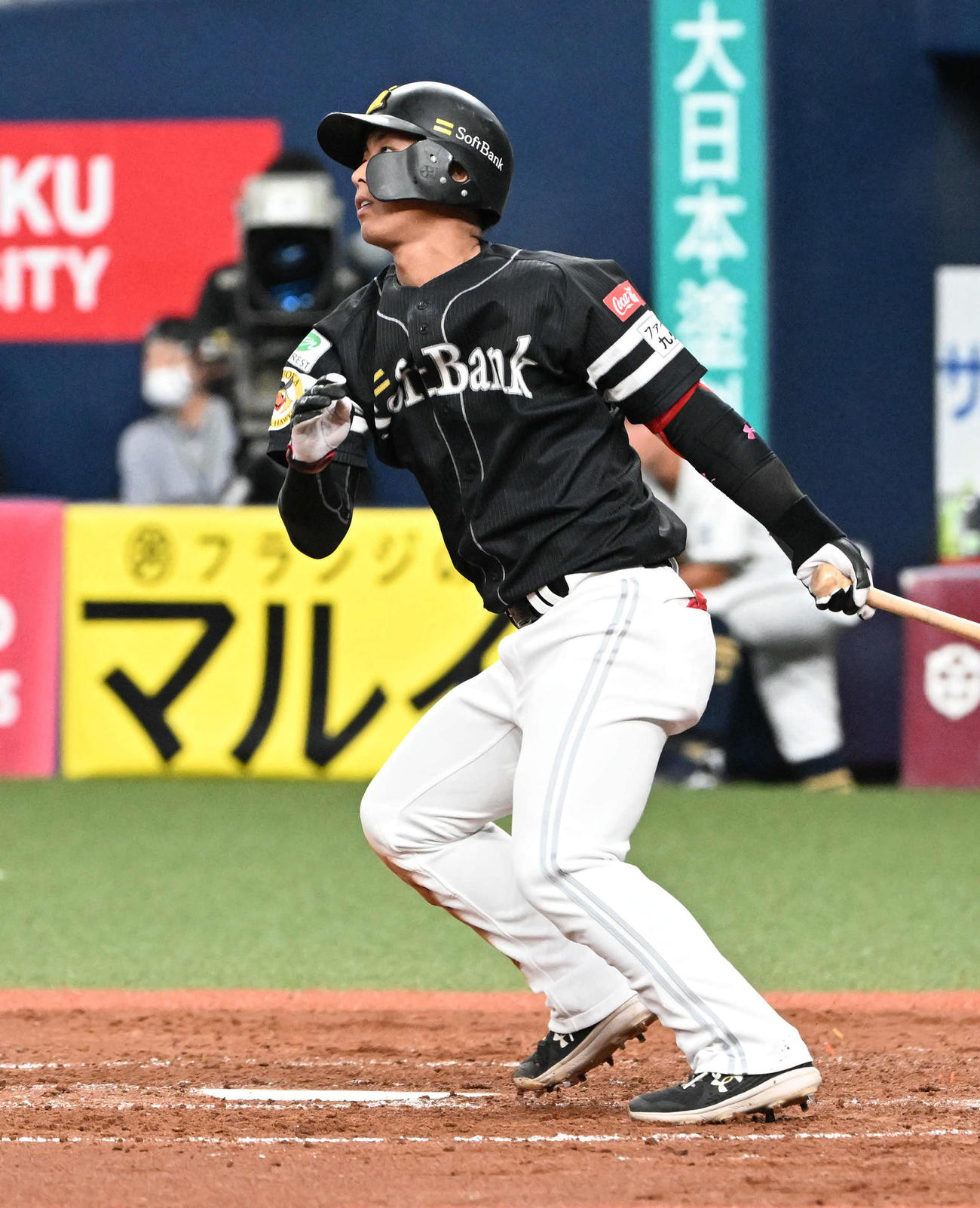 オリックス対ソフトバンク　4回表ソフトバンク無死、今宮健太は左中間越え本塁打を放つ（撮影・石井愛子）