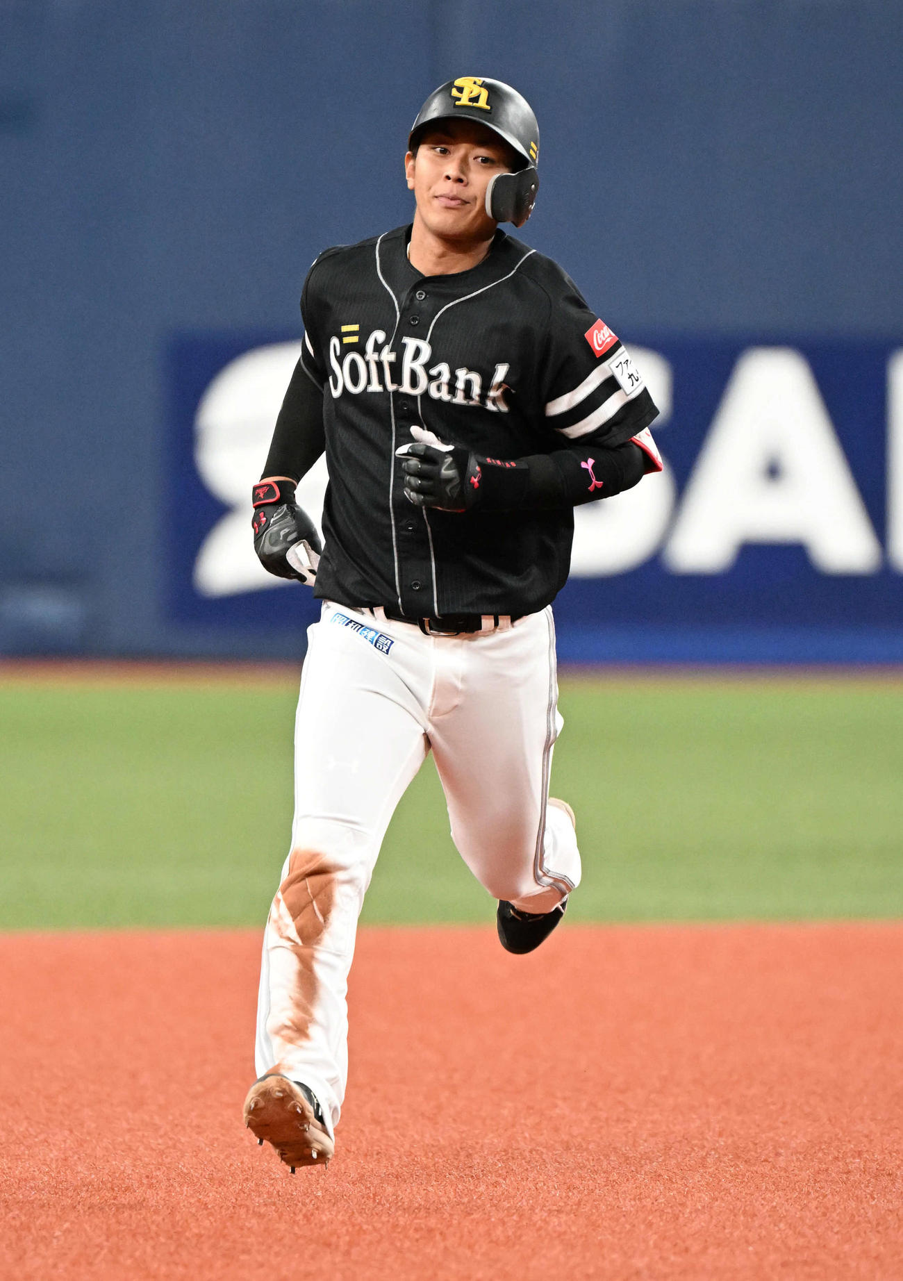 オリックス対ソフトバンク　4回表ソフトバンク無死、今宮は左中間越え本塁打を放つ（撮影・石井愛子）