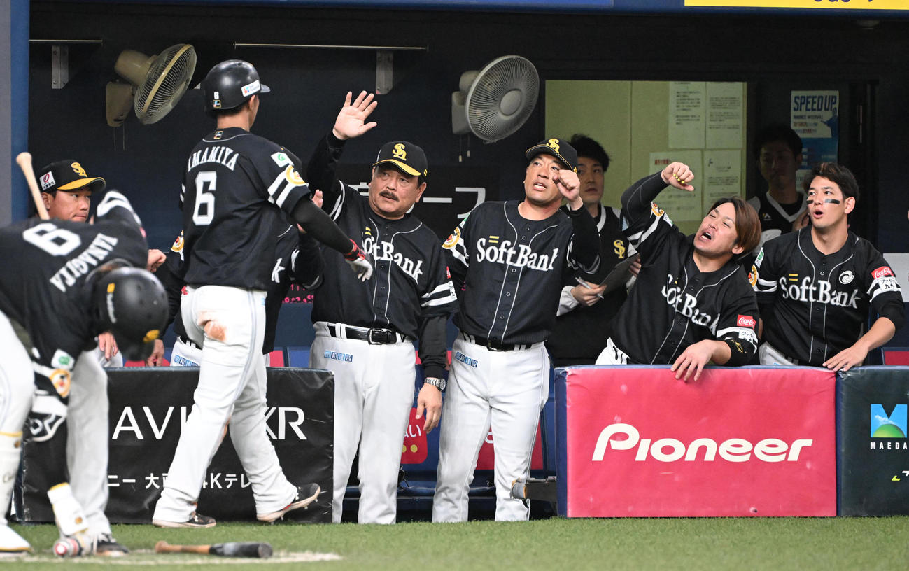 オリックス対ソフトバンク　4回表ソフトバンク無死、左越え本塁打を放った今宮を迎える藤本監督ら（撮影・和賀正仁）