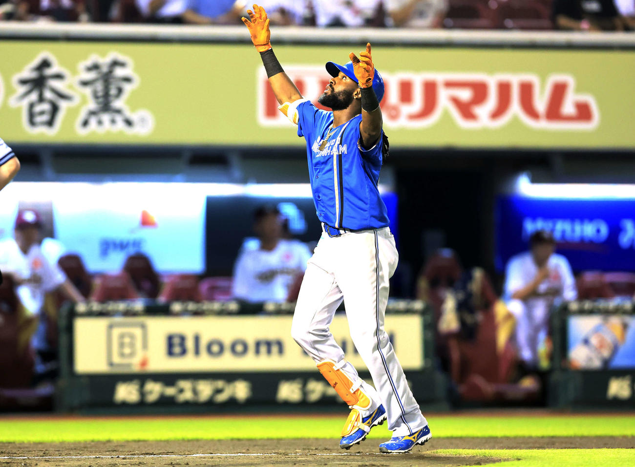 楽天対日本ハム　5回表日本ハム無死一塁、ハンソンは右越えに先制2点本塁打を放ち、両手を天に上げて生還（撮影・浅見桂子）