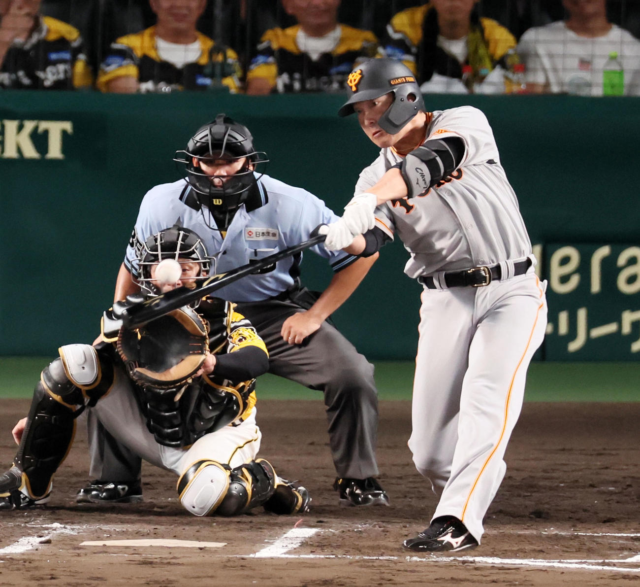 阪神対巨人　6回表巨人2死一、二塁、長野は左翼へ適時二塁打を放つ（撮影・加藤哉）