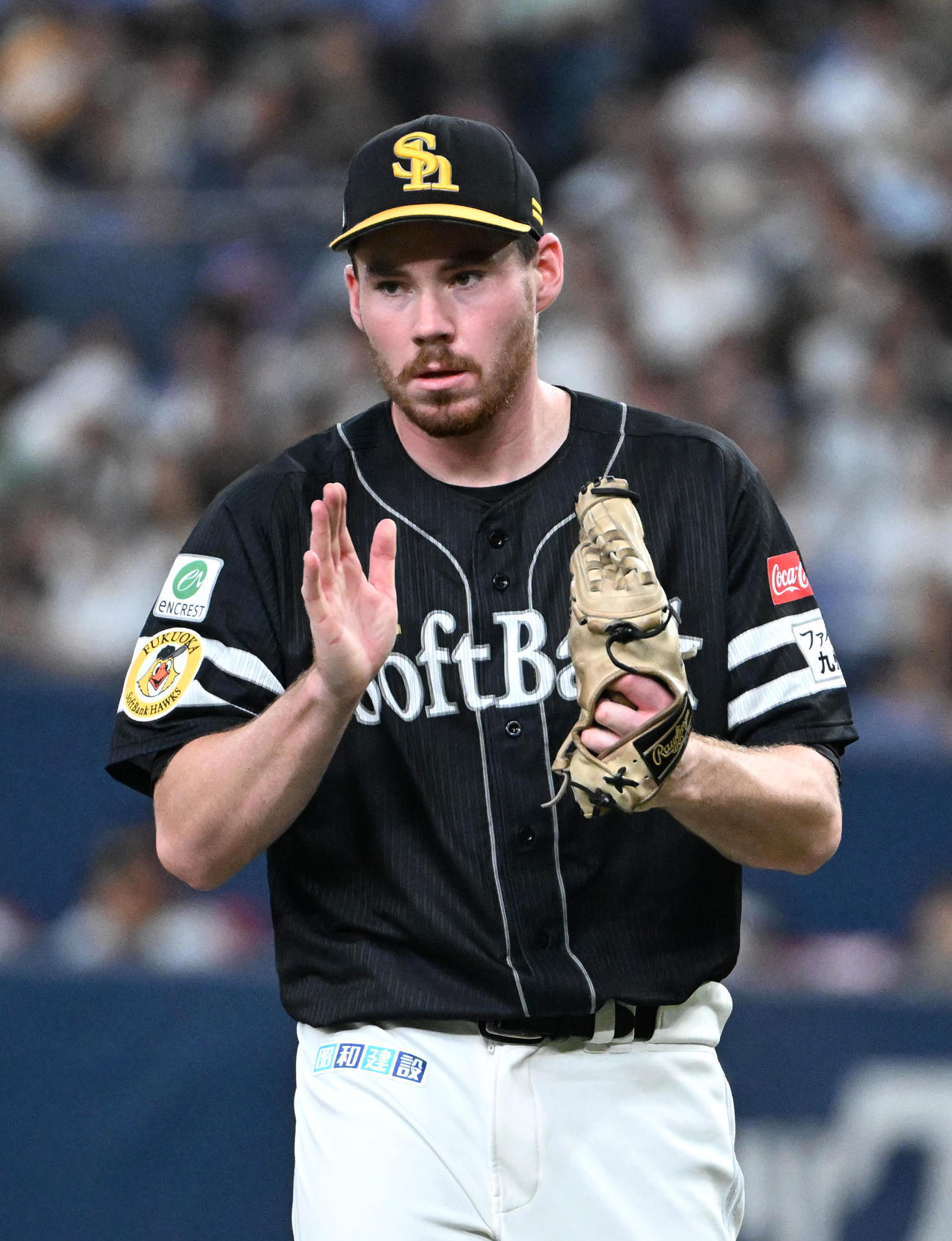 オリックス対ソフトバンク　5回裏オリックス2死一塁、中川圭太を三ゴロに抑え手を叩くスチュワート（撮影・石井愛子）