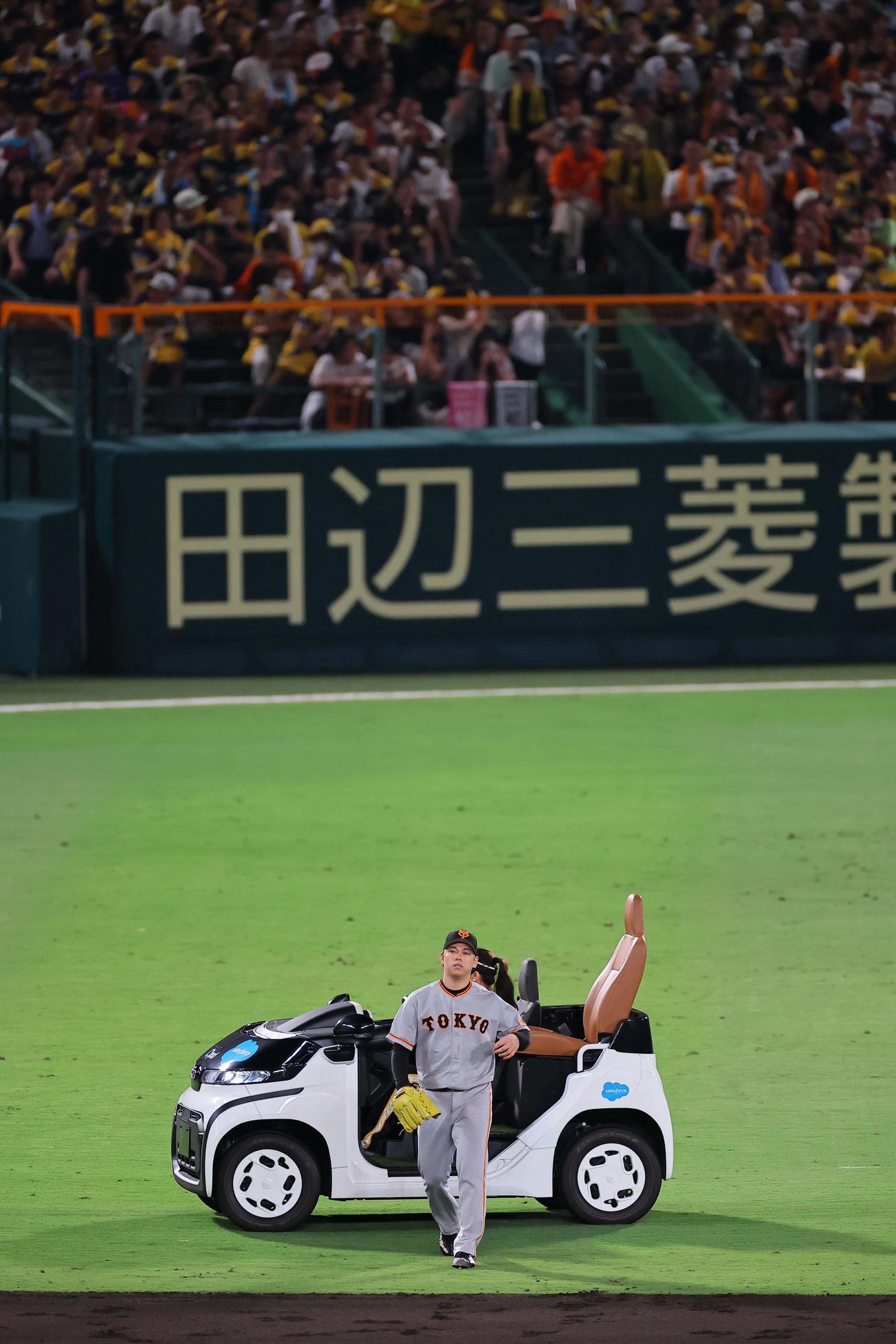 阪神対巨人　7回途中、ブーイングを浴びながらマウンドに向かう高梨（撮影・上田博志）