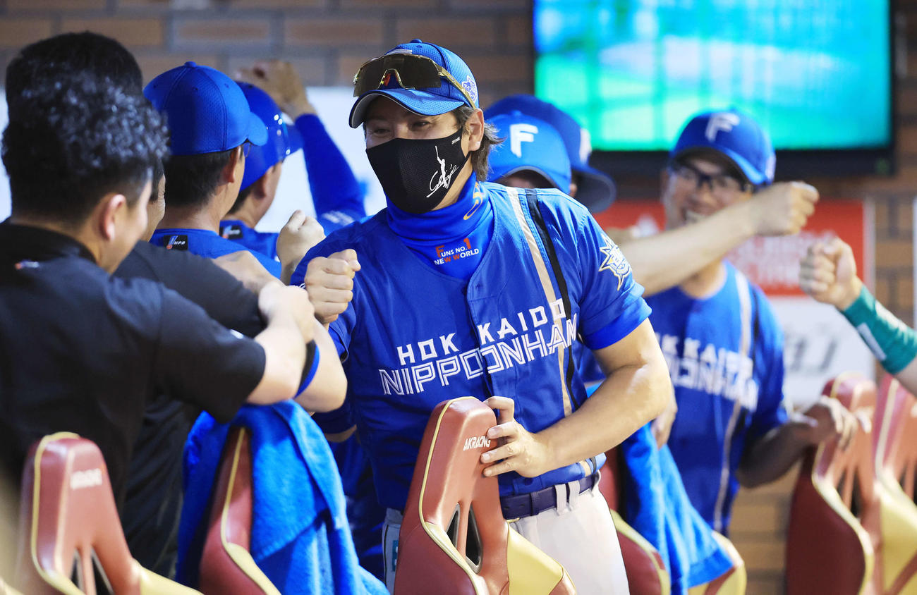 楽天対日本ハム　連敗を13でストップし、笑顔でコーチ陣らとグータッチで喜ぶ新庄監督笑顔（中央）（撮影・浅見桂子）