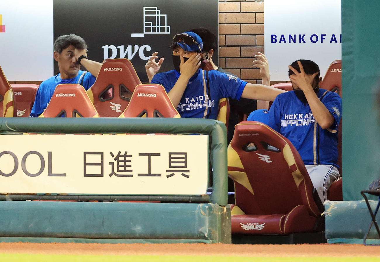 楽天対日本ハム　貧打戦にベンチで汗をぬぐう日本ハム新庄監督（中央）（撮影・浅見桂子）