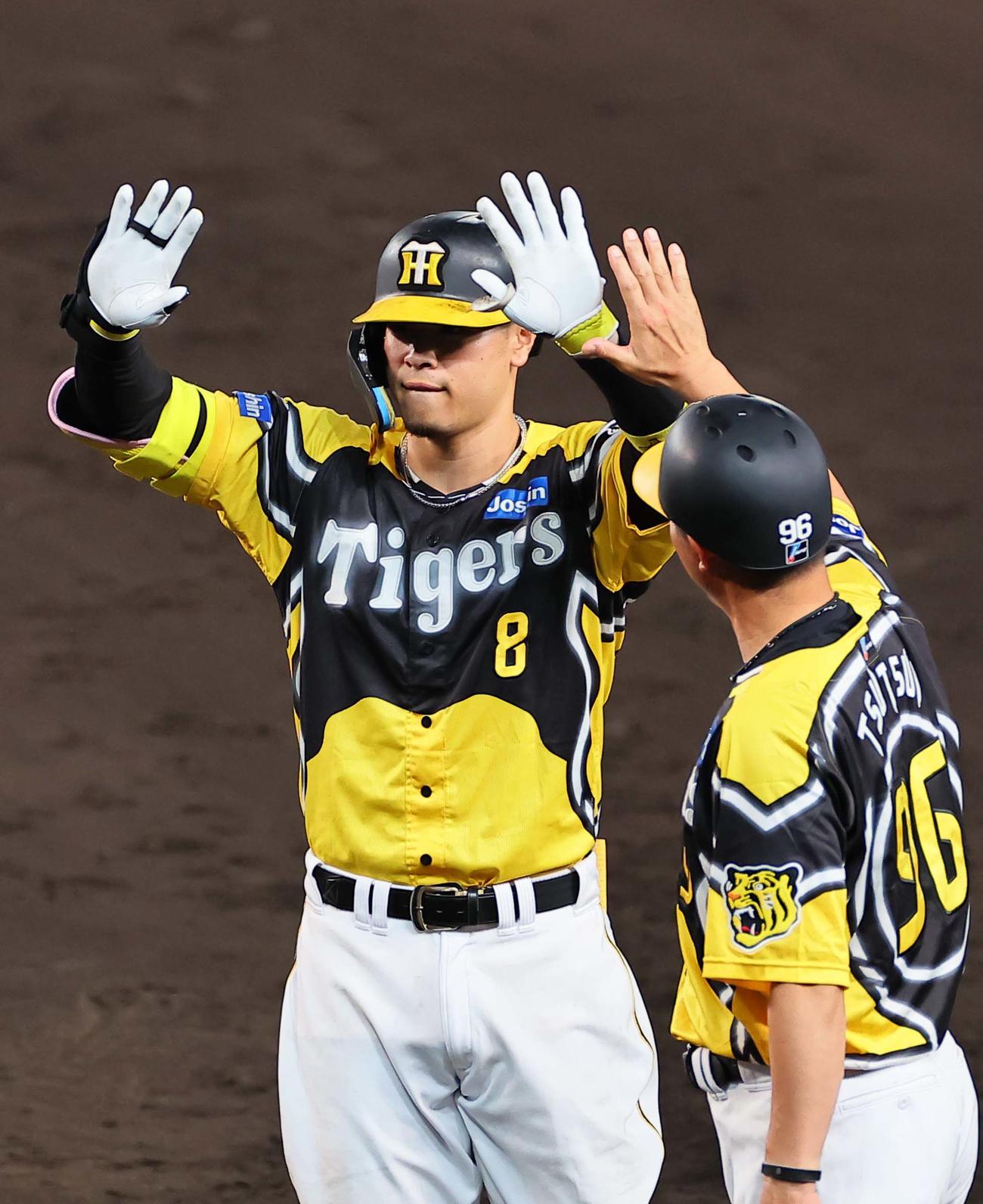 阪神対巨人　7回裏阪神1死一、二塁、佐藤輝は左前に同点適時打を放つ（撮影・上田博志）