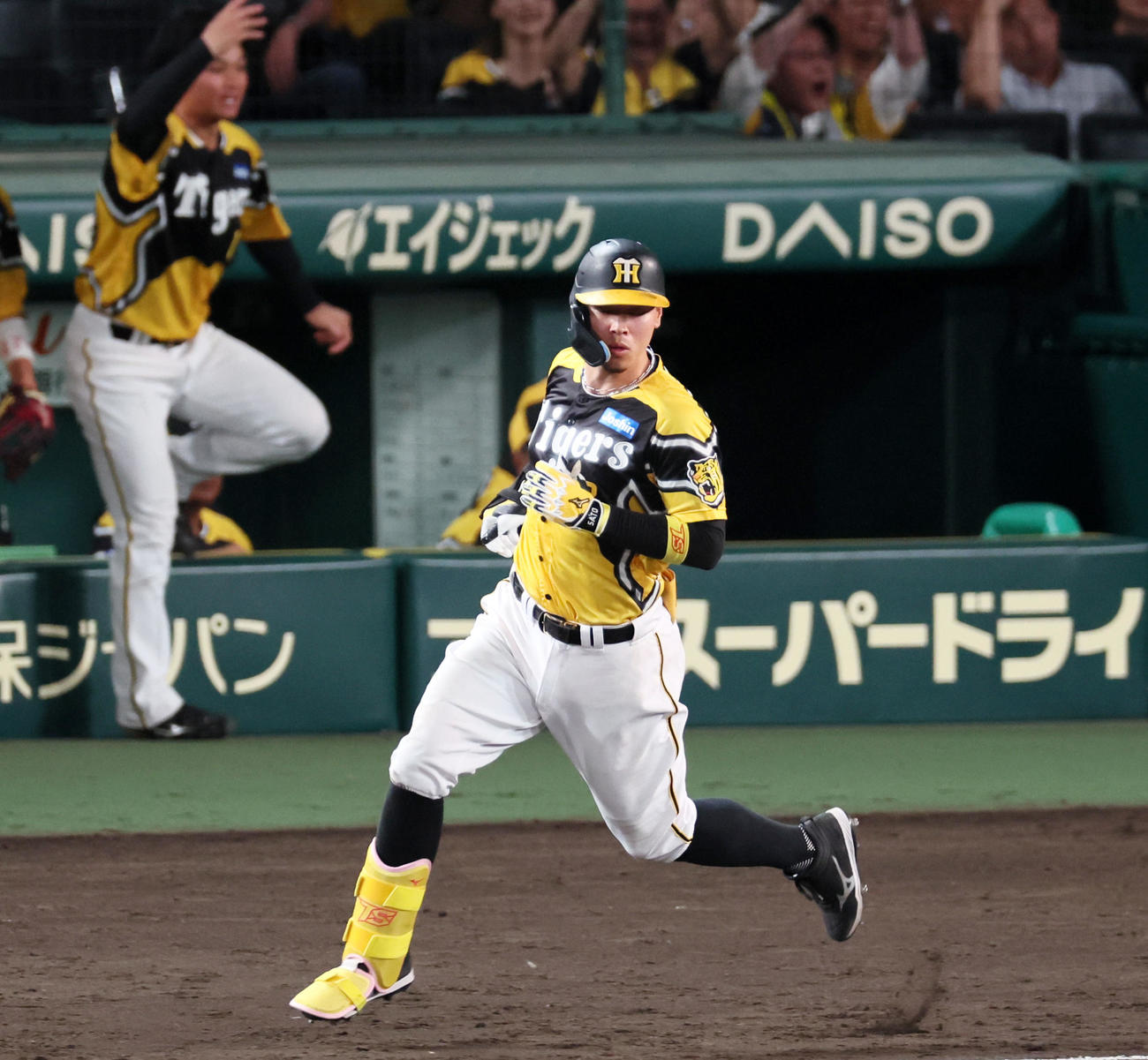 阪神対巨人　7回裏阪神1死一、二塁、佐藤輝は左へ適時打を放つ（撮影・加藤哉）