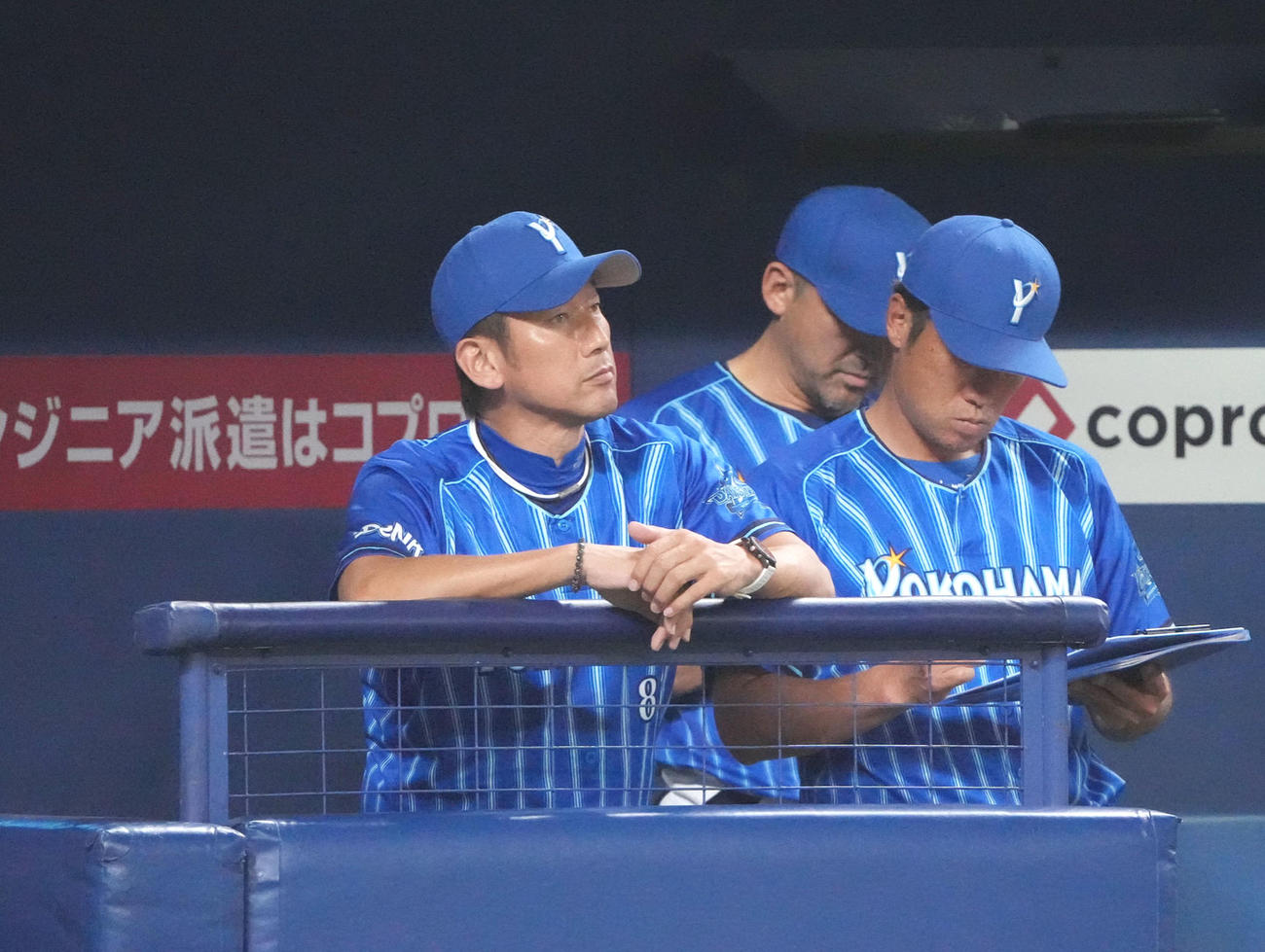 ベンチで渋い表情のDeNA三浦監督（左）（撮影・森本幸一）