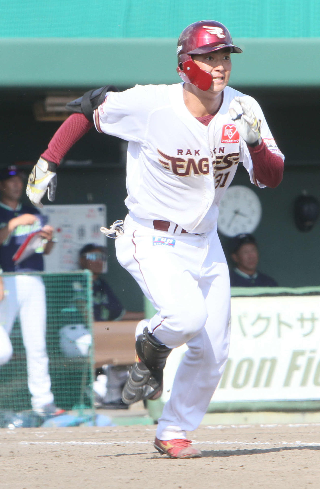 9回、同点の右適時二塁打を放つ楽天・永田
