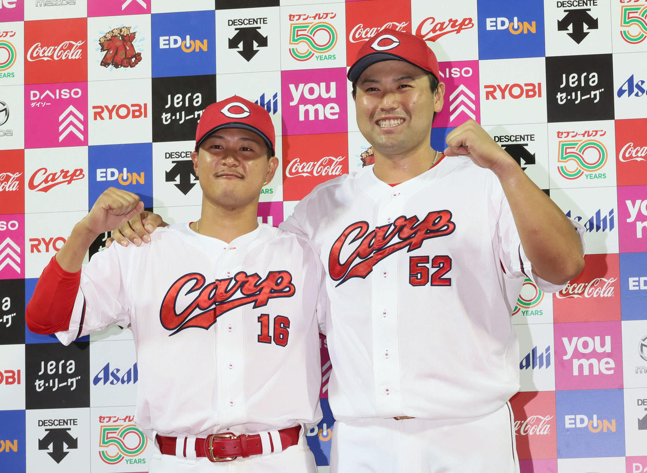 広島対ヤクルト　お立ち台でポーズを決める末包（右）と森（撮影・加藤孝規）