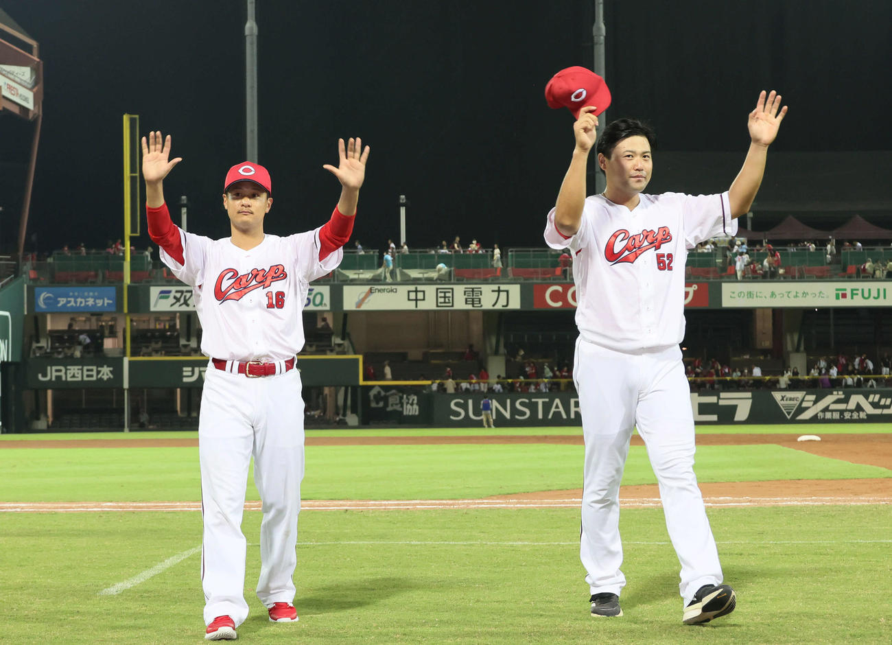 広島対ヤクルト　ファンの声援に応える末包（右）と森（撮影・加藤孝規）