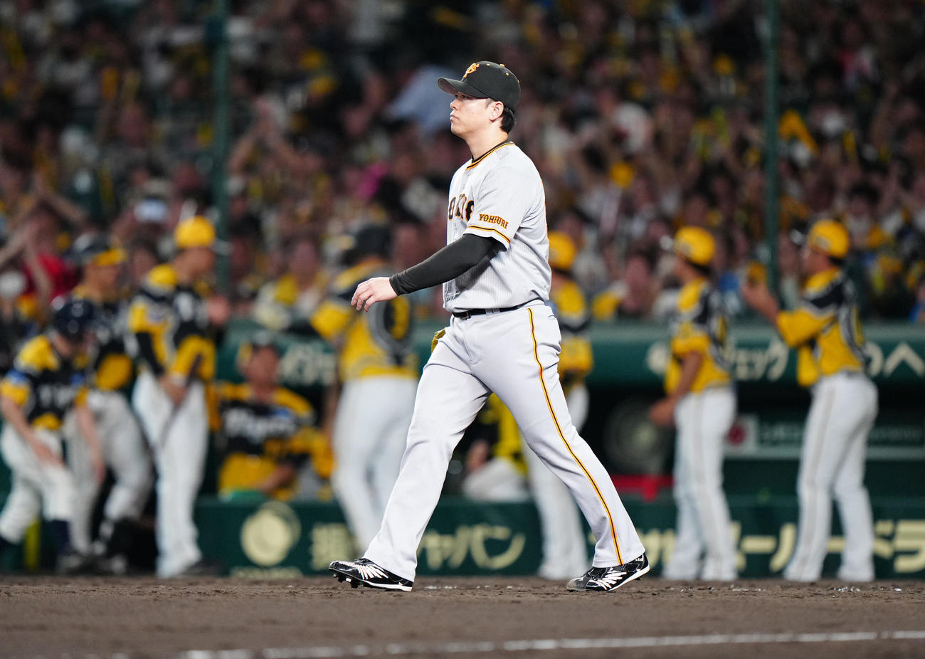 阪神対巨人　7回裏阪神1死満塁、坂本に犠飛を浴びた高梨（撮影・江口和貴）
