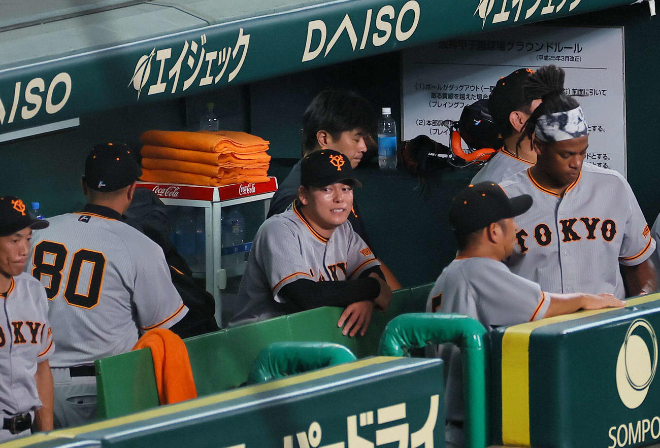 阪神対巨人　逆転を許した高梨（中央）はベンチで悔しそうな表情を見せる（撮影・上田博志）