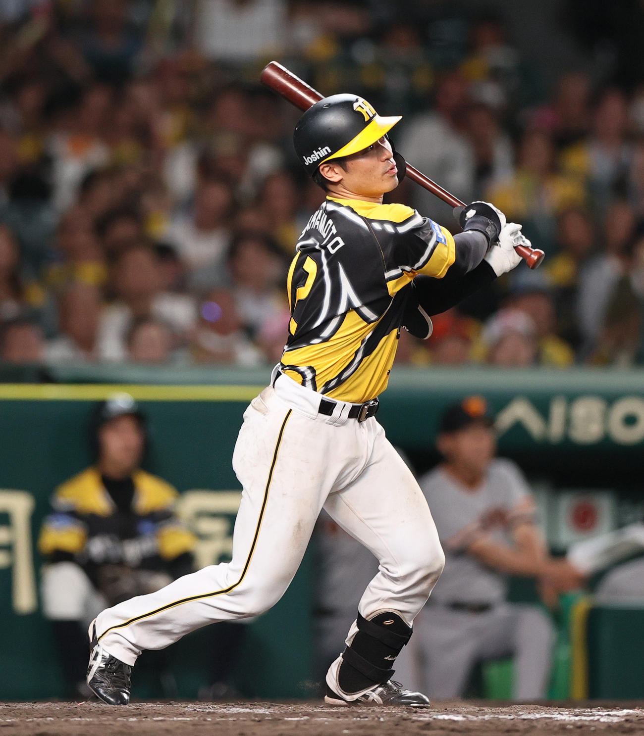 阪神対巨人　7回裏阪神1死満塁、坂本は中飛を放ち犠飛とする（撮影・上山淳一）
