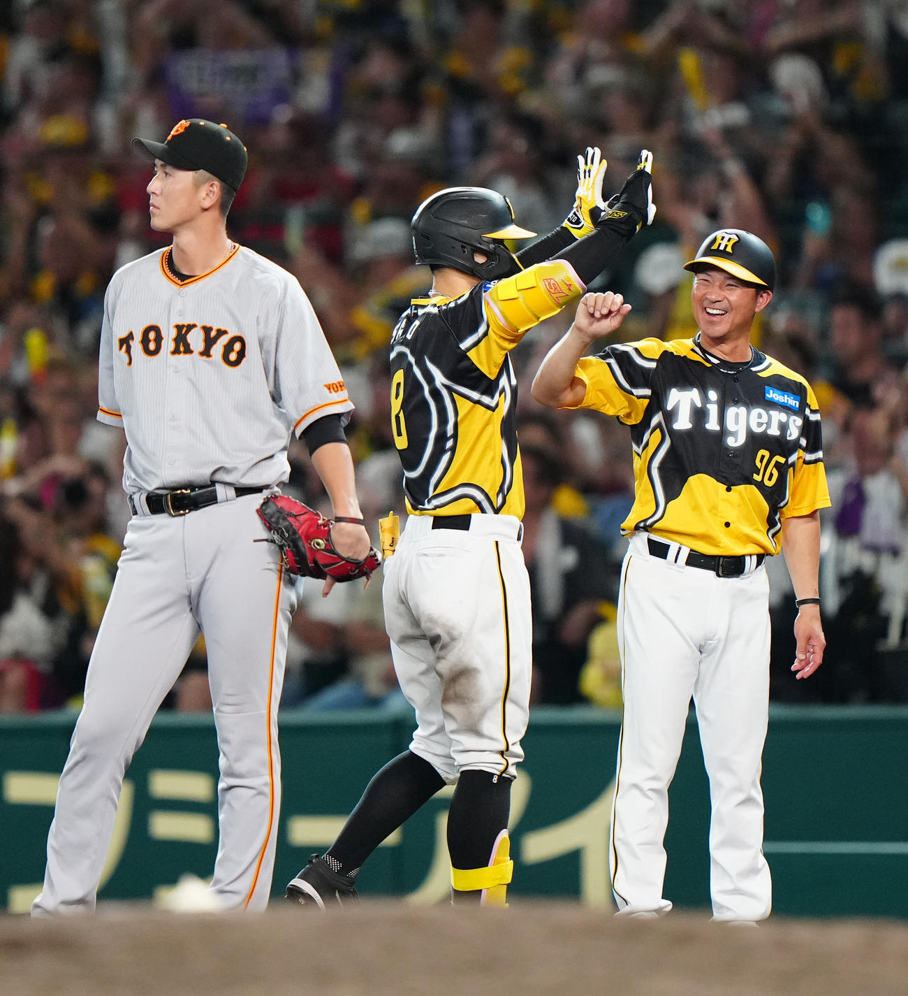 阪神対巨人　7回裏阪神1死一、二塁、適時打を放った佐藤輝（中央）（撮影・江口和貴）