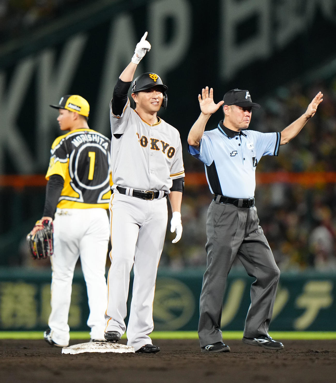 阪神対巨人　6回表巨人2死一、二塁、2点適時二塁打を放ち、ベンチに向かいポーズを決める長野（撮影・江口和貴）