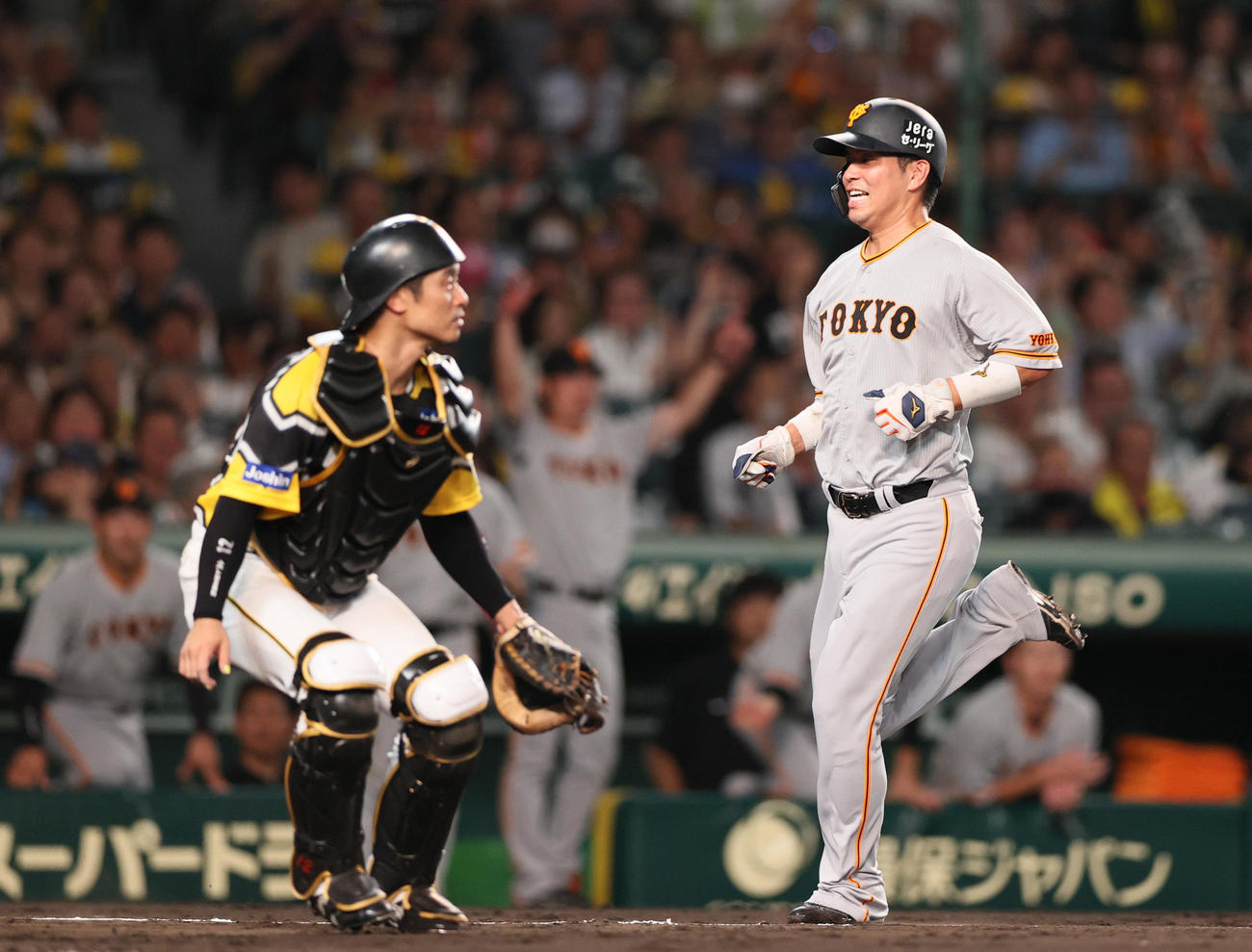 阪神対巨人　6回表巨人2死一、二塁、長野の左適時2点二塁打で生還する一走大城（右）。捕手坂本（撮影・上山淳一）