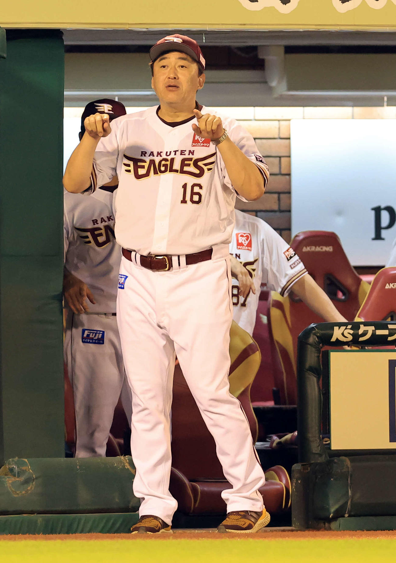 楽天対日本ハム　5回表日本ハム無死、マルティネスの死球でビデオ検証を求める石井監督（撮影・浅見桂子）