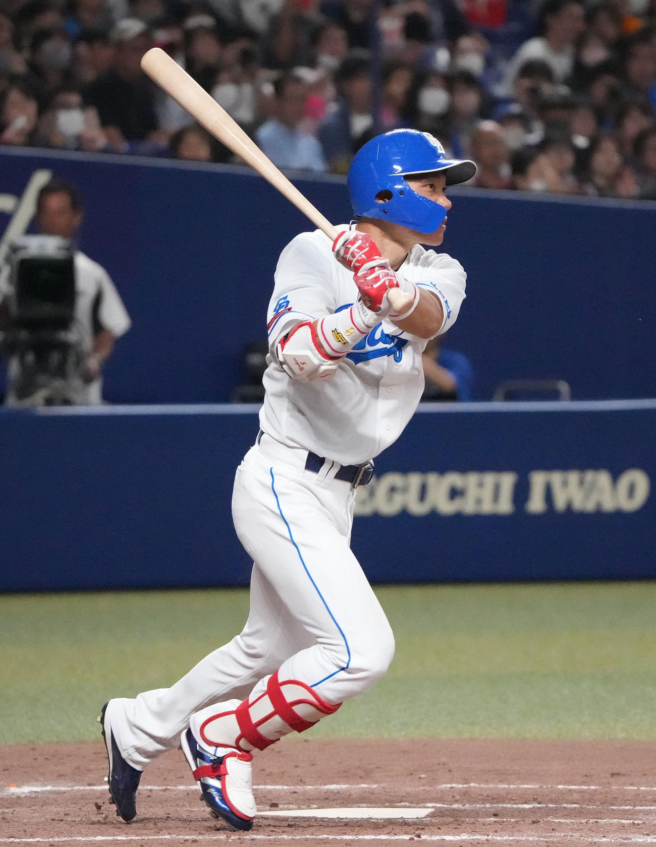 中日対DeNA 4回裏中日無死満塁、右翼へ2点適時二塁打を放つ大島（撮影・森本幸一）