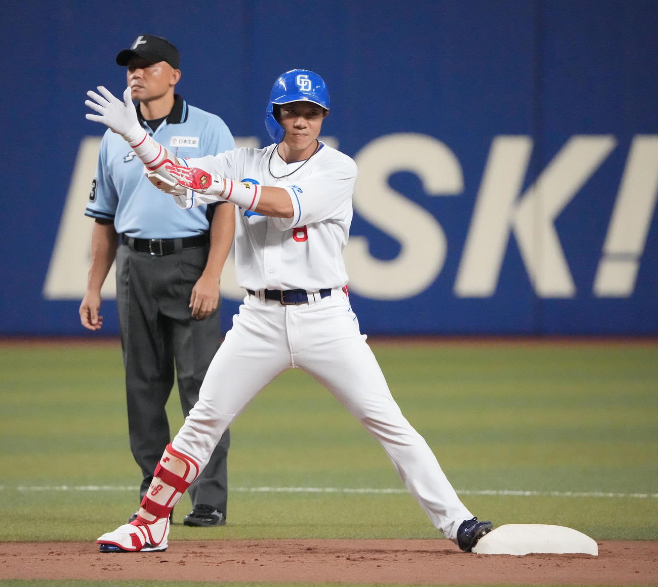 中日対DeNA 4回裏中日無死満塁、2点適時二塁打を放った大島（撮影・森本幸一）