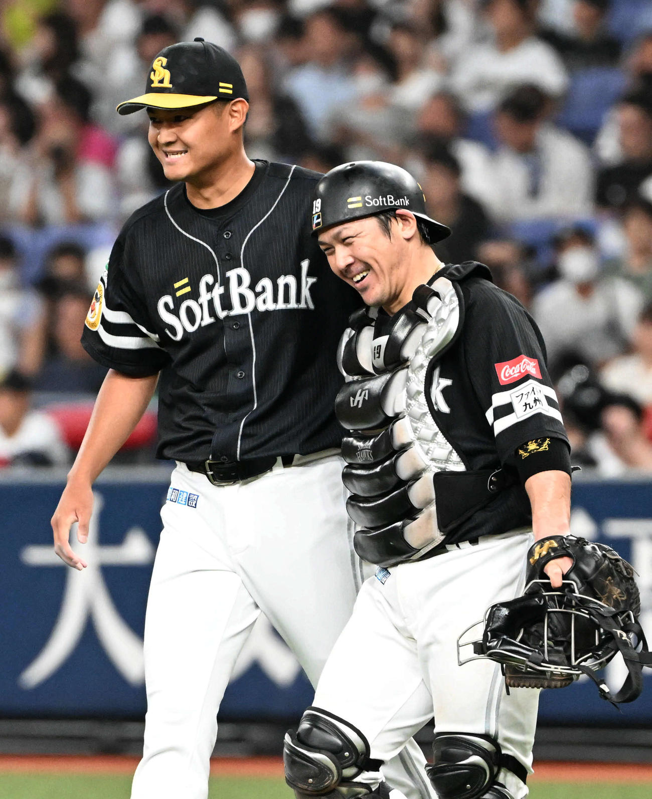 オリックス対ソフトバンク　オリックスに勝利し喜ぶ（左から）椎野、甲斐（撮影・石井愛子）