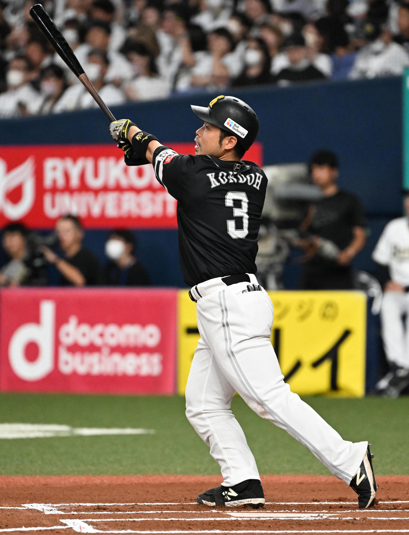 オリックス対ソフトバンク　6回表ソフトバンク無死、近藤は中越えソロ本塁打を放つ（撮影・石井愛子）