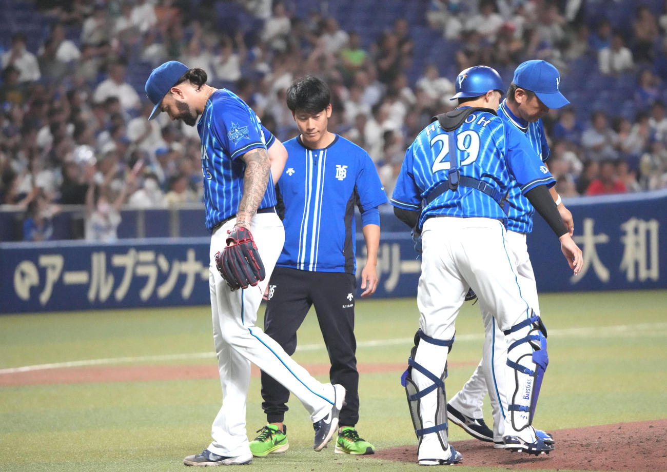 中日対DeNA　4回裏中日無死二、三塁、マウンドを降りるガゼルマン（撮影・森本幸一）