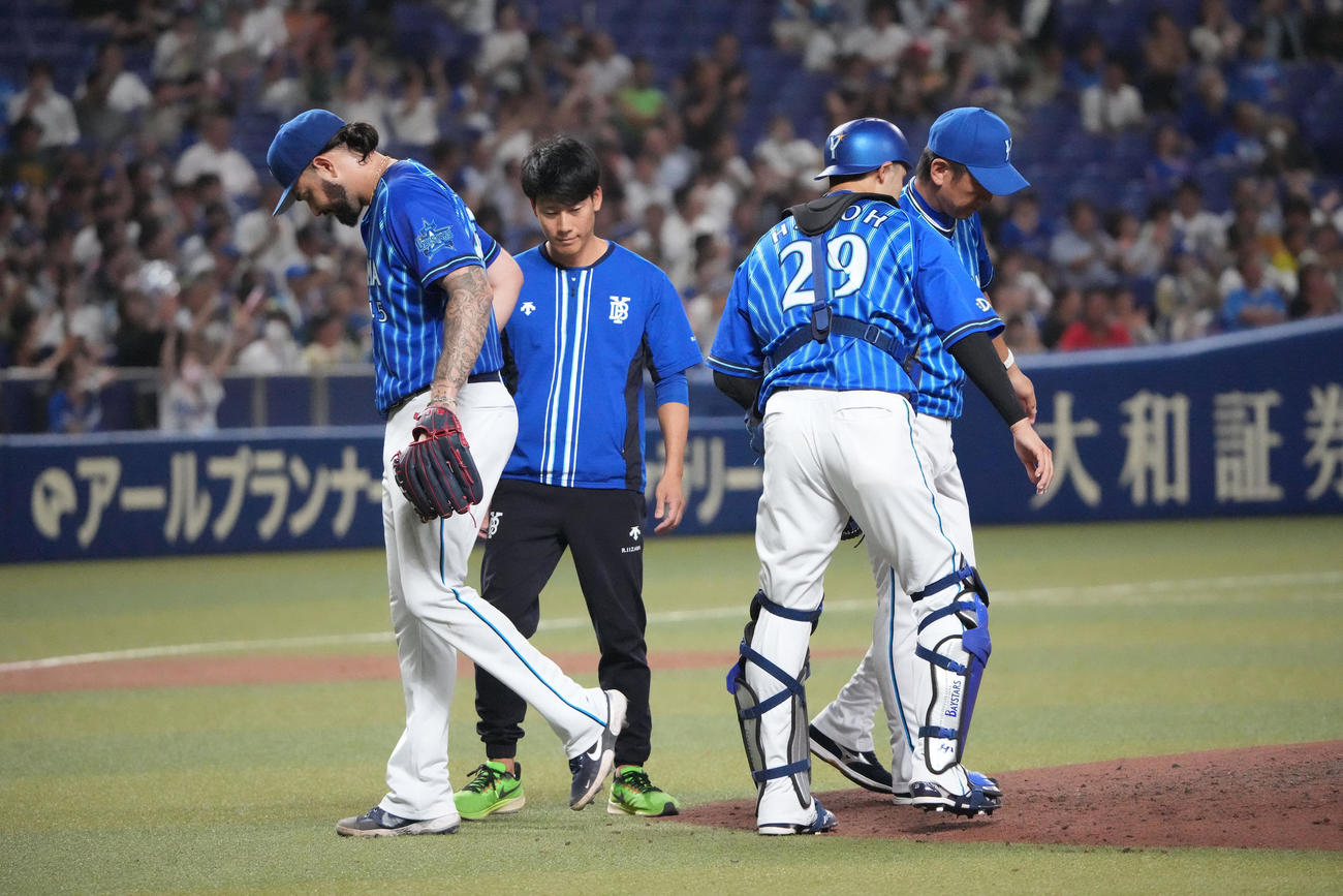 中日対DeNA 4回裏中日無死二、三塁、マウンドを降りるガゼルマン（撮影・森本幸一）