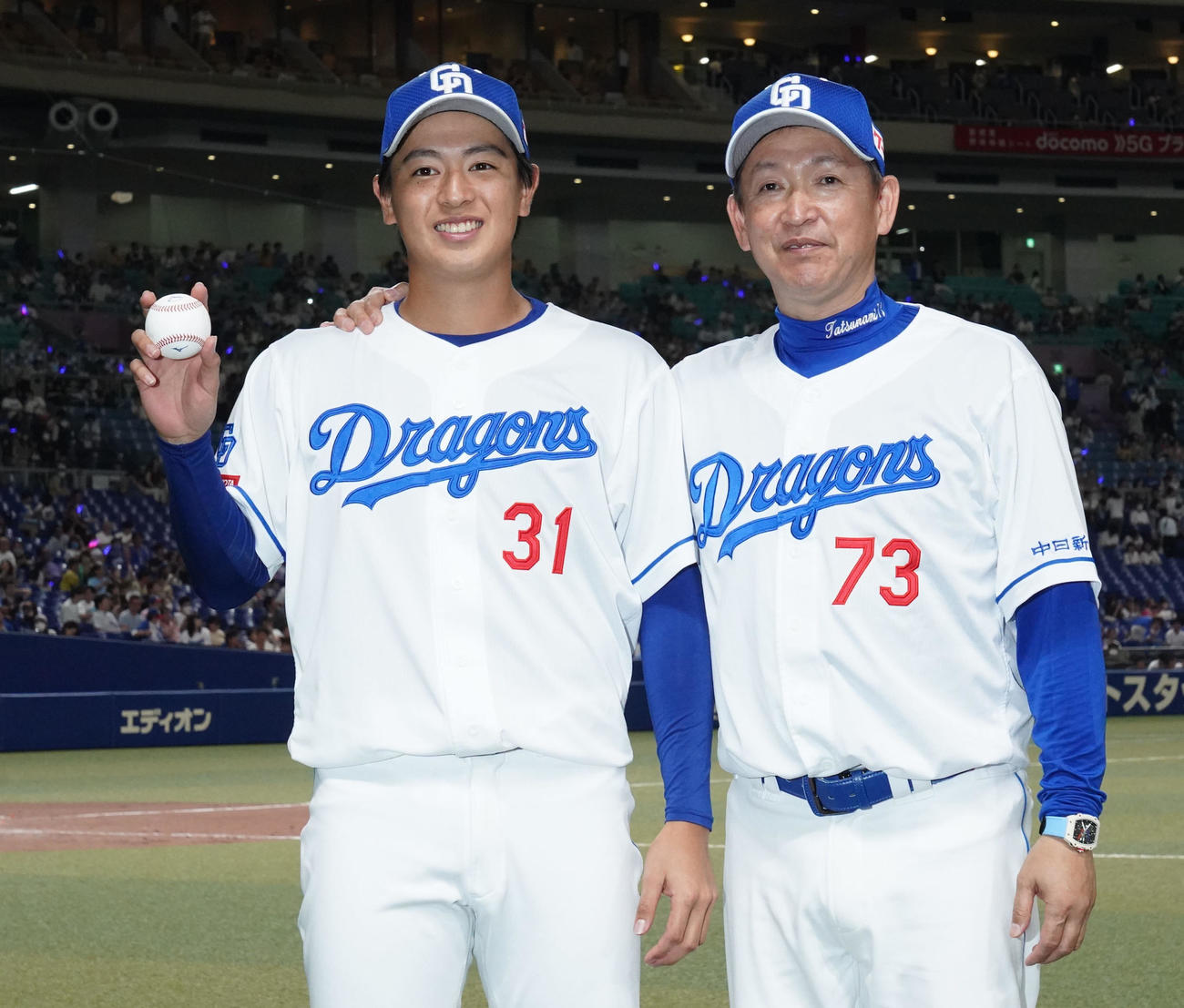 中日対DeNA　プロ初勝利の中日仲地（左）は勝利球を手に立浪監督とポーズを決める（撮影・森本幸一）
