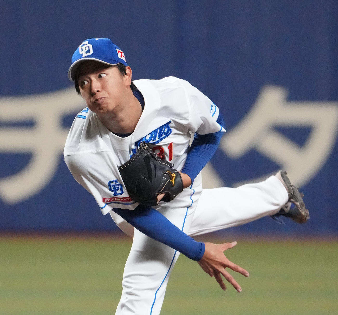 中日対DeNA 5回表、力投する中日先発の仲地（撮影・森本幸一）