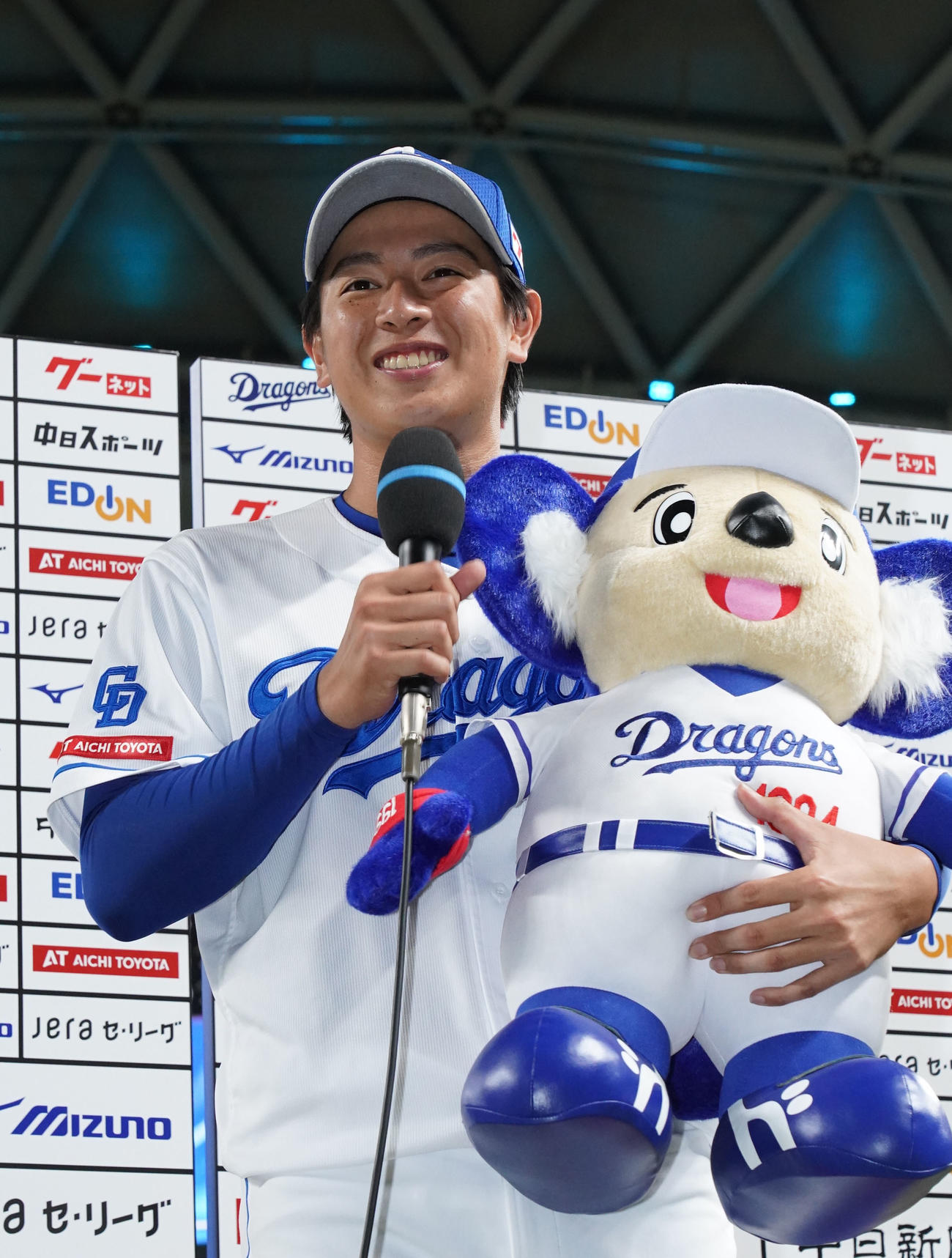 中日対DeNA　笑顔でヒーローインタビューを受ける仲地（撮影・森本幸一）