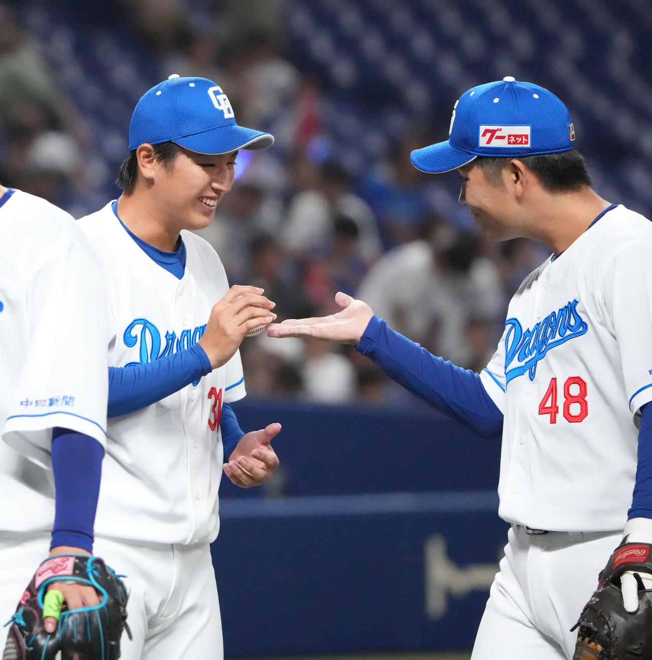 中日対DeNA　中日溝脇（右）から勝利球を受け取る仲地（撮影・森本幸一）